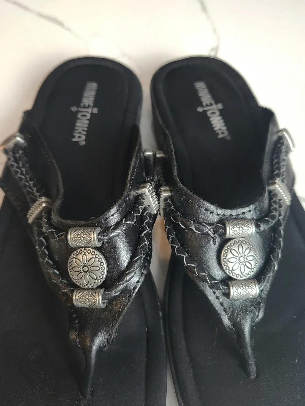 🖤 Minnetonka Silverthorne 360 Thong Sandals – Size 9